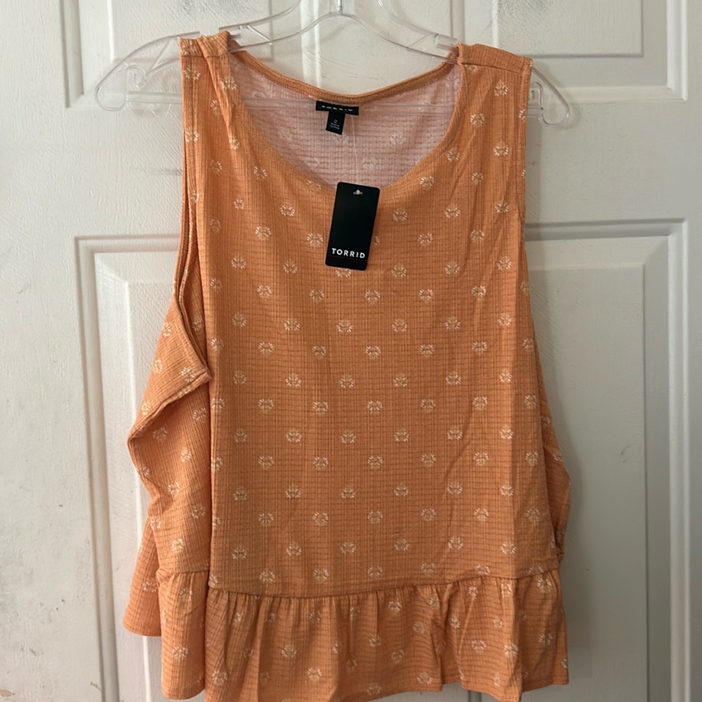 TORRID TEXTURE KNIT RUFFLE CROP TOP: PEACH BLOOM: NEW WITH TAGS: SIZE 2